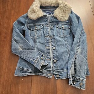 Stylish Denim Jacket with Faux Fur Collar